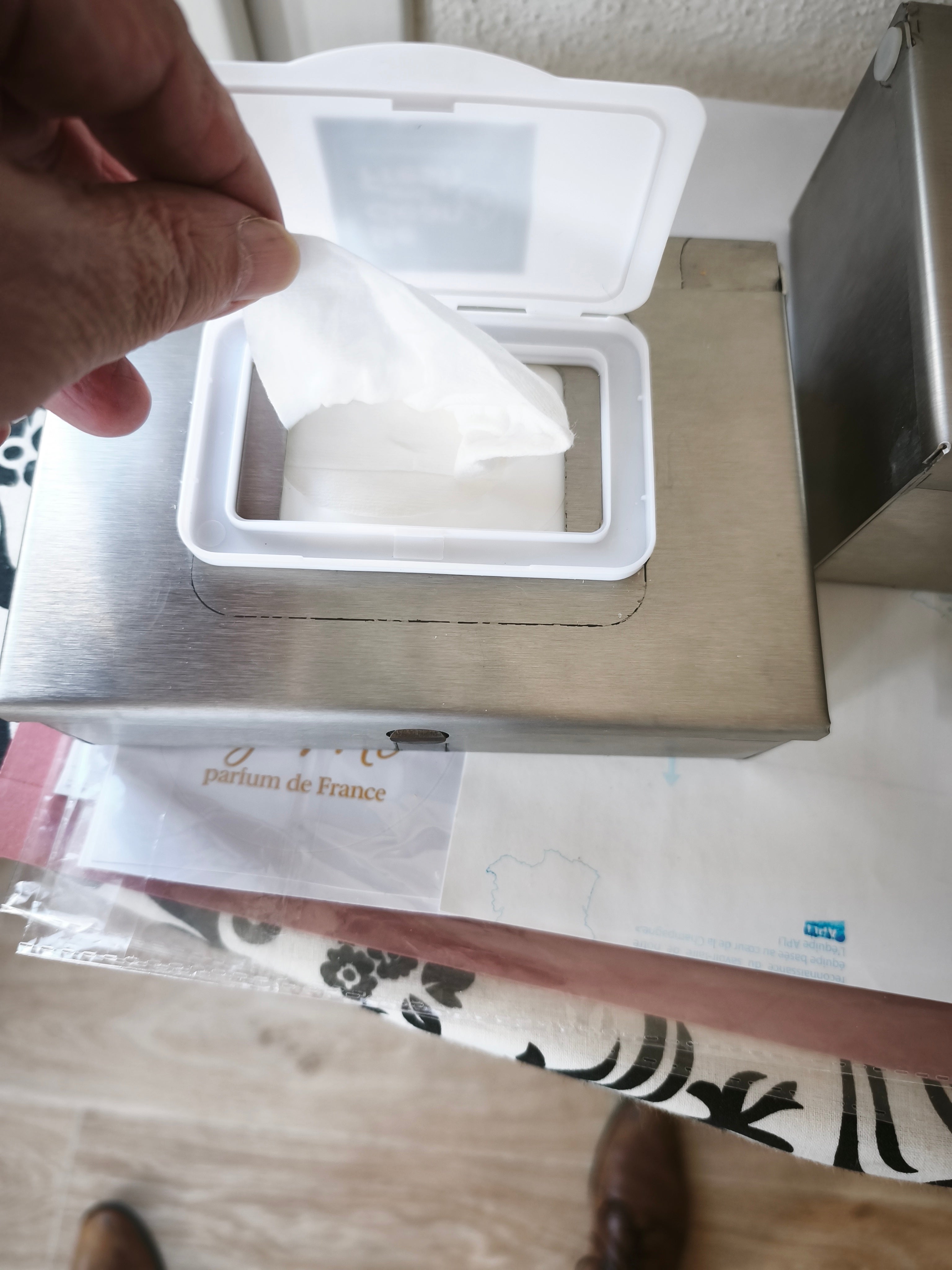 Une vraie sensation de propreté – Distributeur de papier humide mural inox