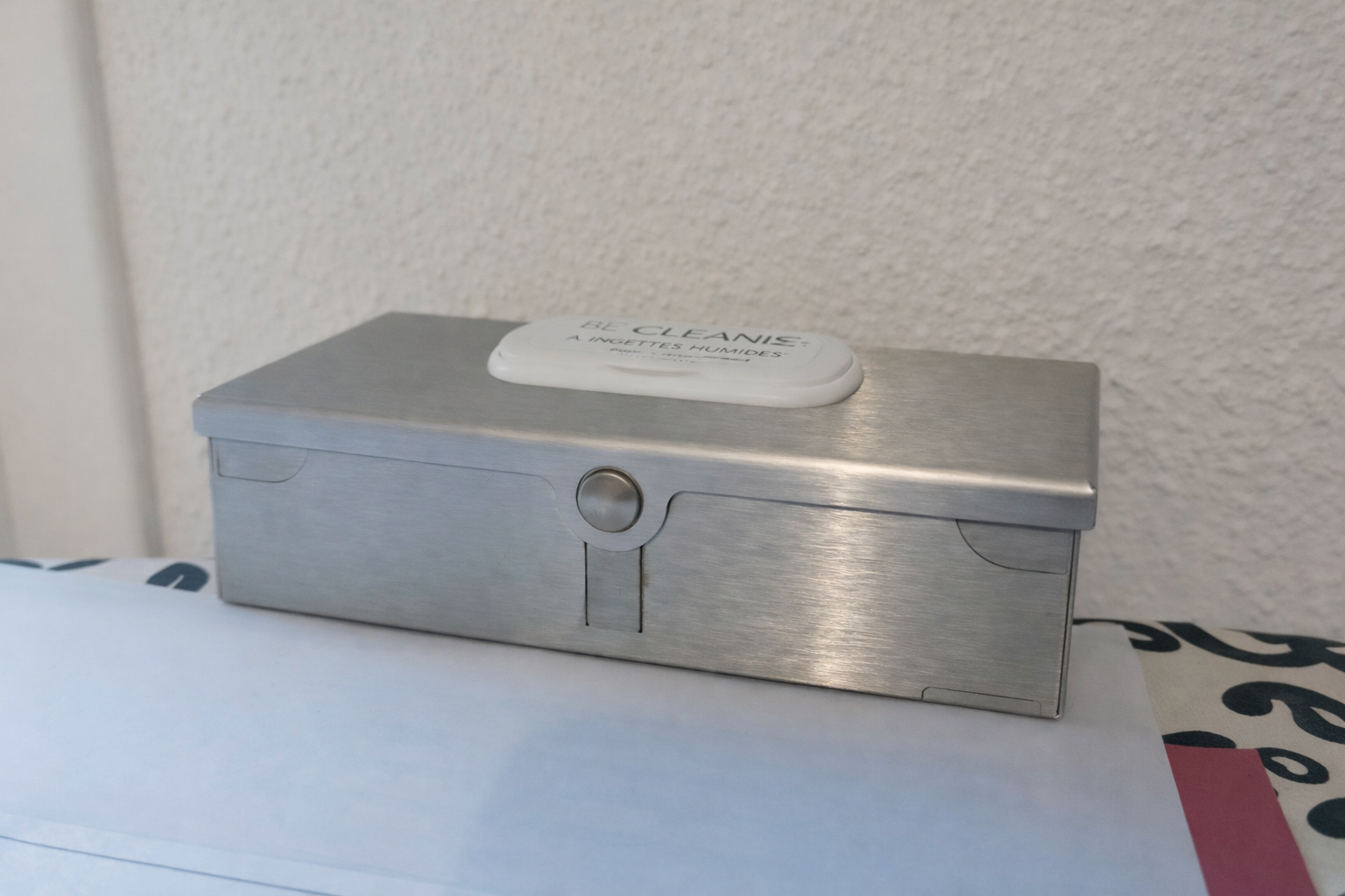 Une vraie sensation de propreté – Distributeur de papier humide mural inox