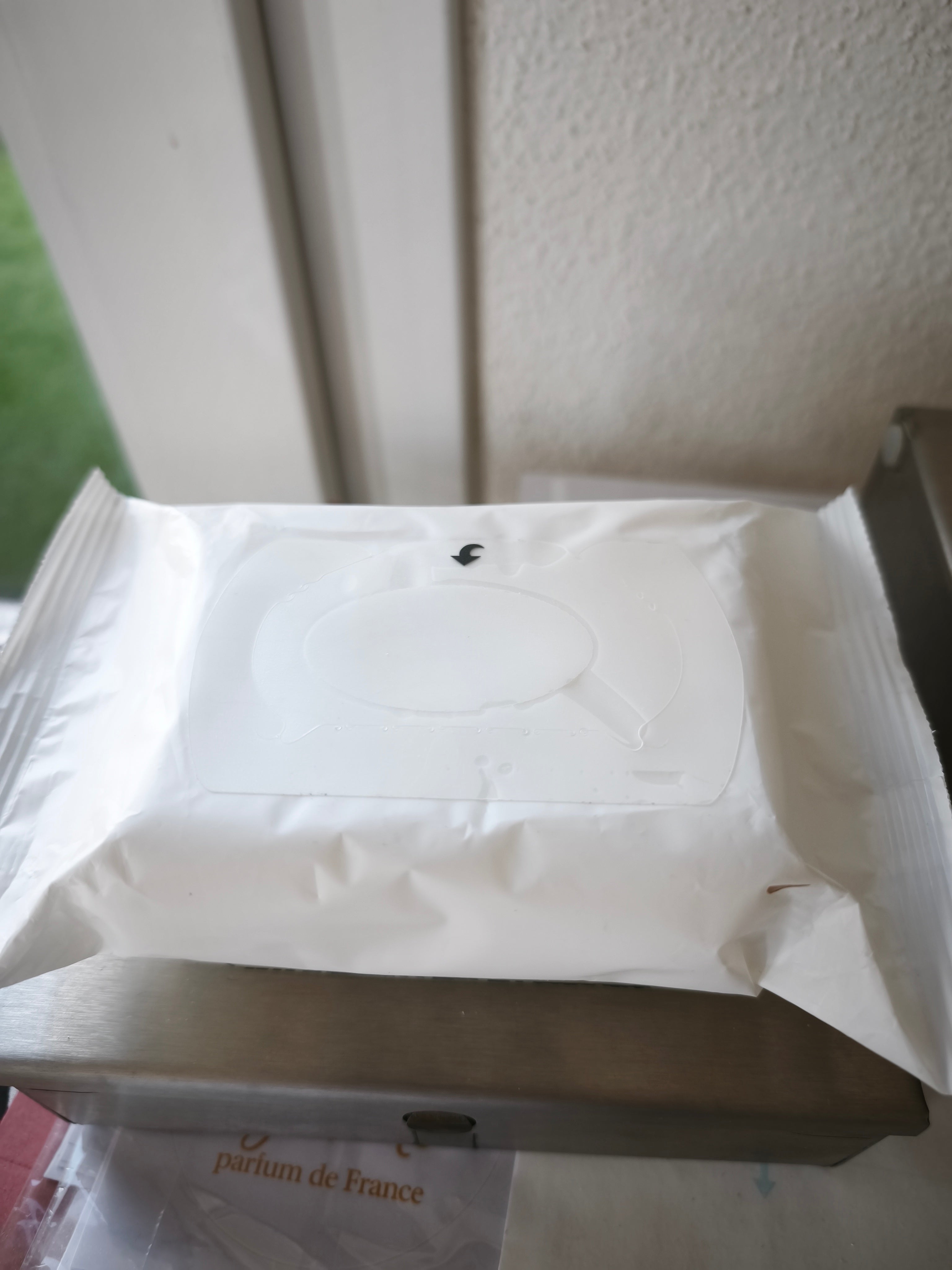 Une vraie sensation de propreté – Distributeur de papier humide mural inox